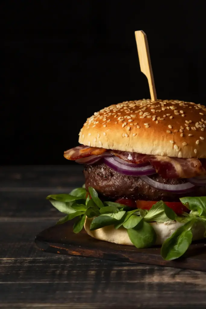Angus burger met spek, rode ui, tomaat en veldsla