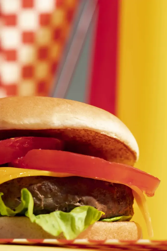 Cheeseburger met tomaat, sla en gesmolten kaas