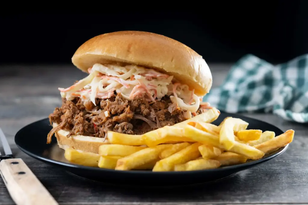 Pulled pork burger met coleslaw en frietjes
